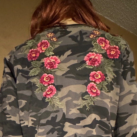 New PAPARAZZI Camo Embroidered  light  sweater Top - Picture 6 of 10